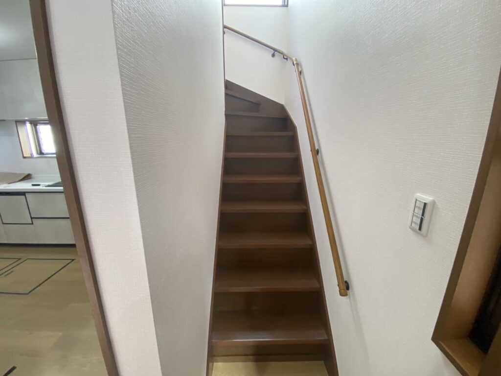 東京都足立区＿階段クロス交換後